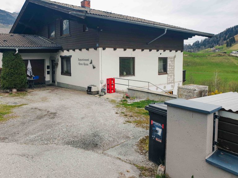 Foto des Wohnhauses in Bruck an der Großglocknerstraße vor dem Umbau.