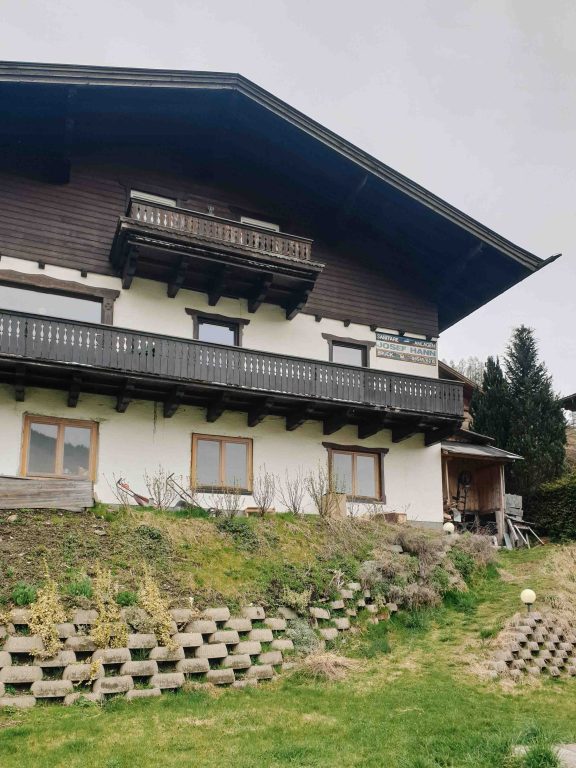 Foto des Wohnhauses in Bruck an der Großglocknerstraße vor dem Umbau.