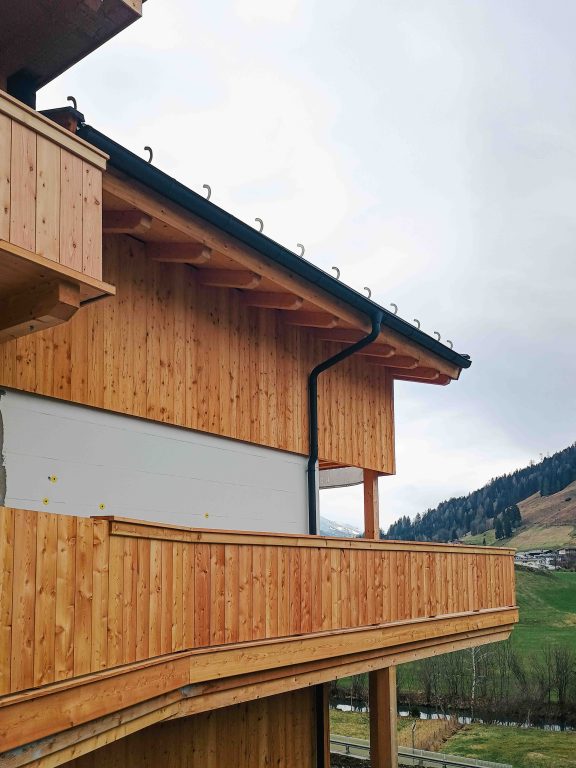 Foto des umgebauten Wohnhauses in Bruck an der Großglocknerstraße nach umfassender Sanierung und Erweiterung.