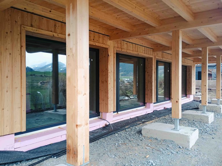 Foto des umgebauten Wohnhauses in Bruck an der Großglocknerstraße nach umfassender Sanierung und Erweiterung.