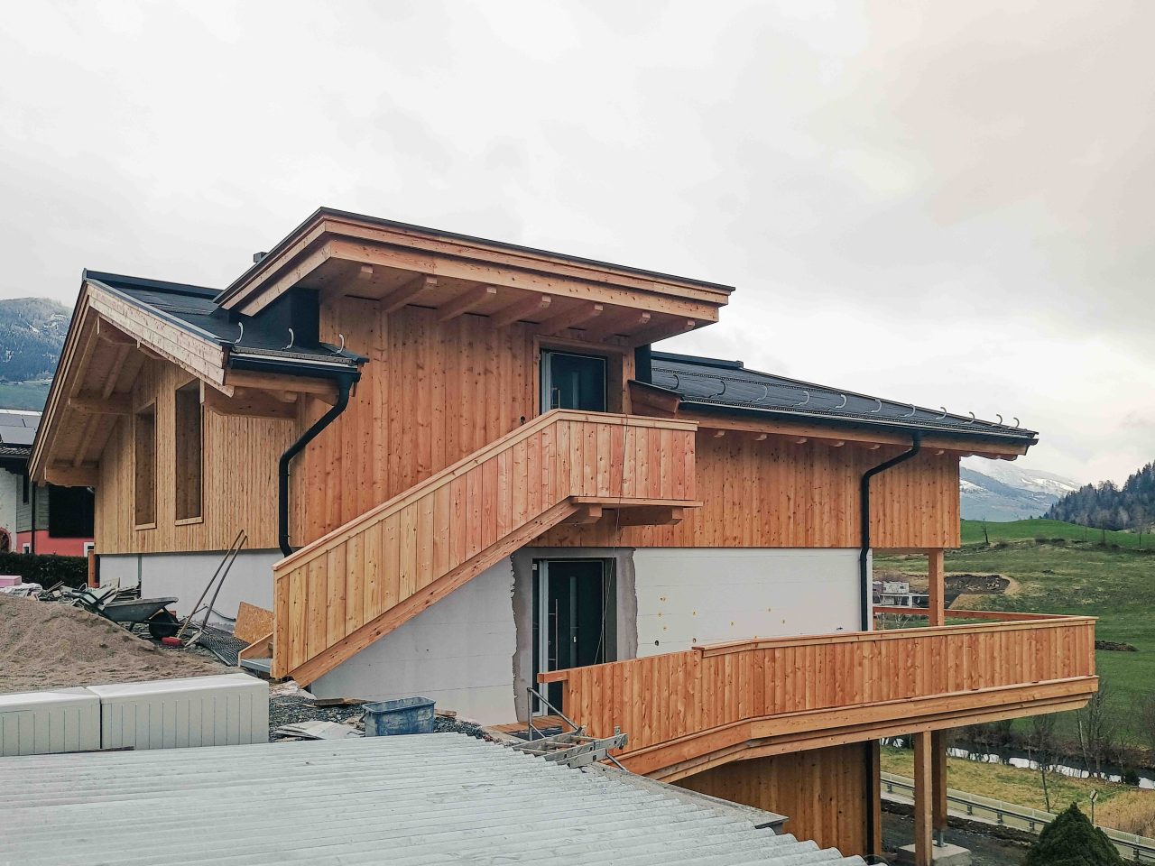 Foto des umgebauten Wohnhauses in Bruck an der Großglocknerstraße nach umfassender Sanierung und Erweiterung.