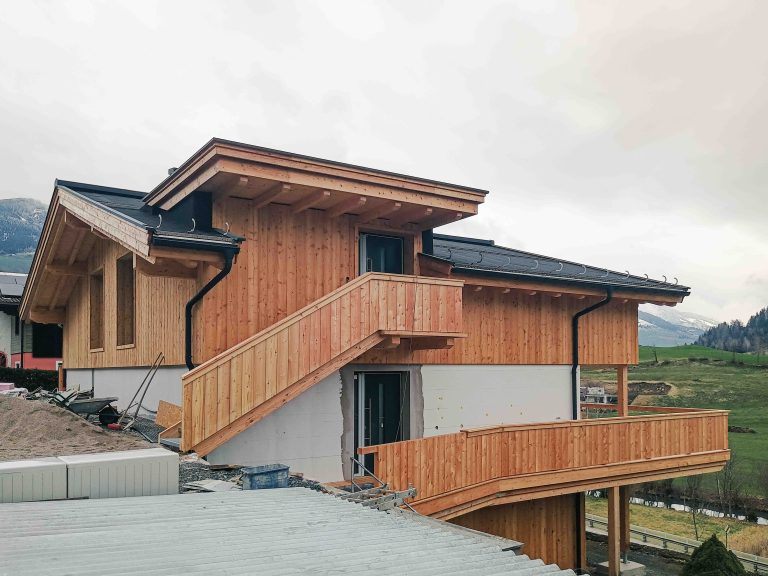 Foto des umgebauten Wohnhauses in Bruck an der Großglocknerstraße nach umfassender Sanierung und Erweiterung.