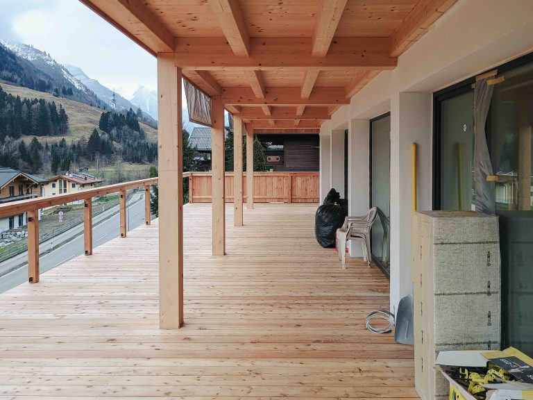 Foto des umgebauten Wohnhauses in Bruck an der Großglocknerstraße nach umfassender Sanierung und Erweiterung.